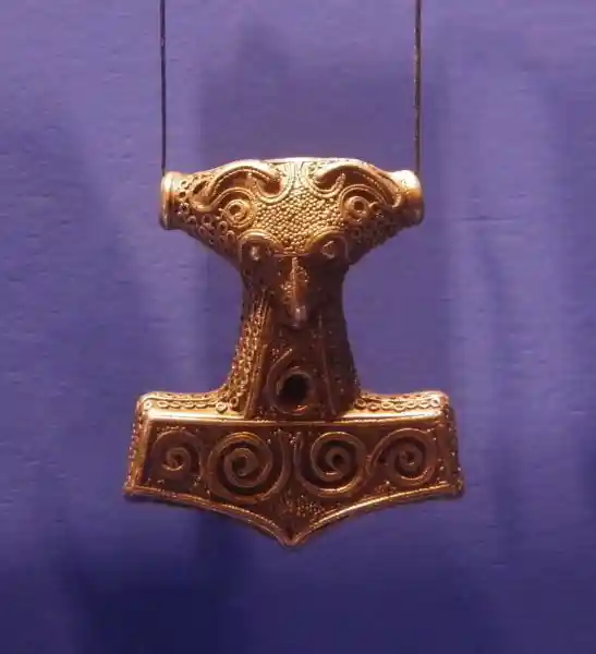 Bull-like symbol on the hammer of Thor